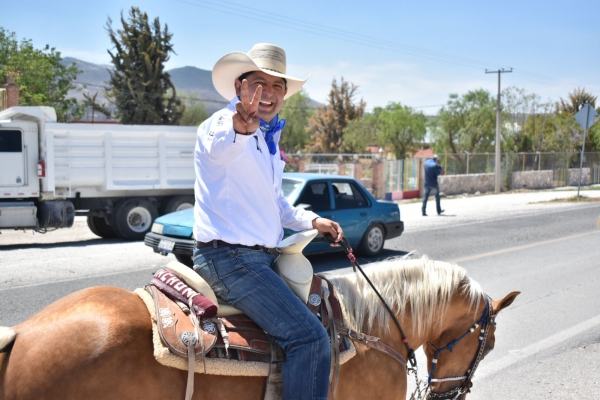 Miguel Martínez encabeza cabalgata en Cadereyta