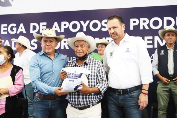 Productores reciben apoyos