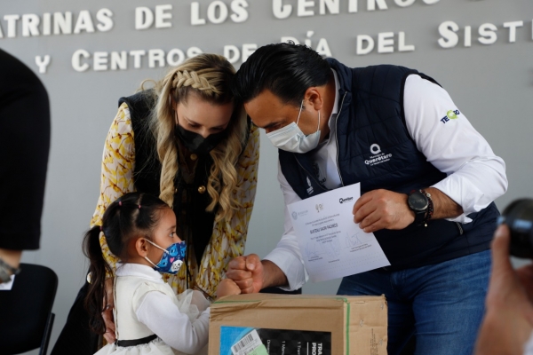 Premian Luis Nava y Arahí Domínguez a los ganadores del Concurso de Altares y Catrinas