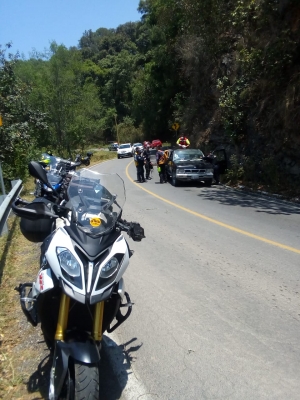 Derrapa y cae un motociclista