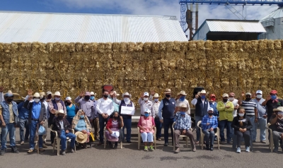 Reciben productores de El Marqués agua y alimento para su ganado