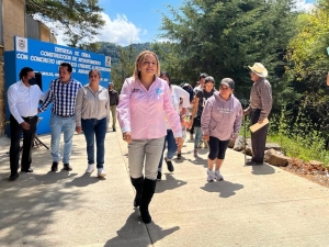 Lupita Ramírez, entrega construcción de revestimiento con concreto hidráulico en Agua Amarga.