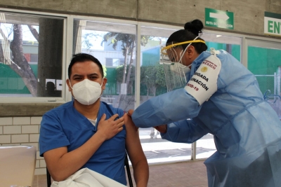 Inicia la aplicación de la segunda dosis contra COVID-19 del personal de salud en IMSS Querétaro