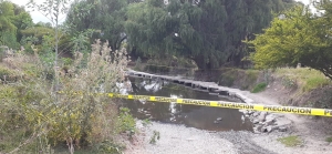 Encuentran  a desconocido flotando en aguas negra