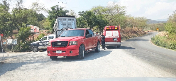 Motociclista se impacta contra pick up