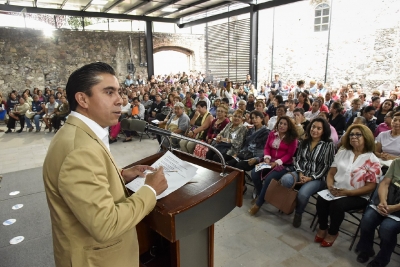 Entregan tarjetas de descuento a mujeres de Corregidora