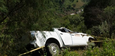 Cae camioneta a barranco