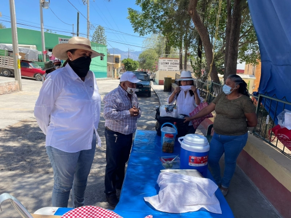 Visita Elvia Montes la comunidad de Higuerillas en Cadereyta.