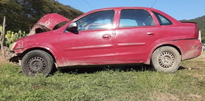 Abandonan vehículo con huellas de accidente