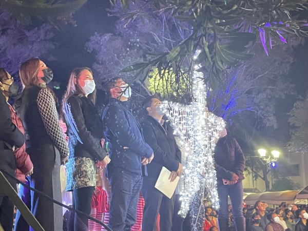 Iluminan árbol de navidad e inauguran pista de hielo en Cadereyta