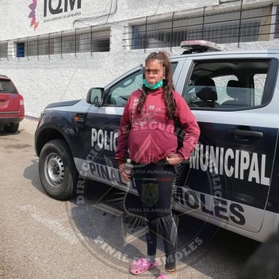 Resguarda policía municipal a joven desorientada