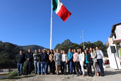 En Pinal de Amoles conmemoran el 82 aniversario del Día de la Bandera