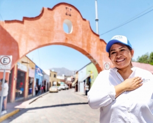 Lupita Alcántara visita negocios en cabecera municipal en primer día de campaña