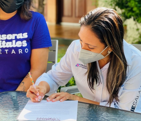 Selene Salazar firma compromiso con defensoras digitales