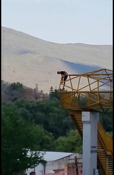 Evita Policía Municipal de Jalpan que joven se arroje de un puente