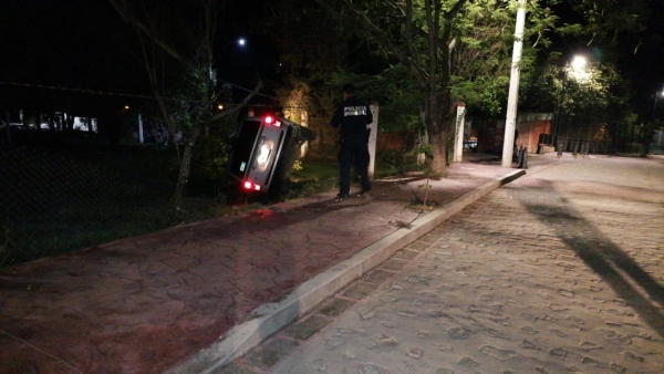 Se queda dormido y vuelca en su vehículo