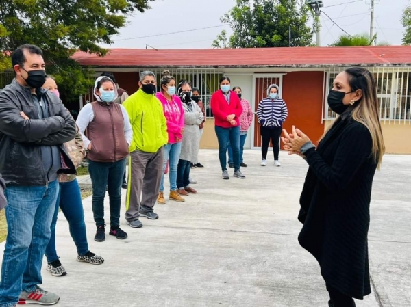 Selene Salazar y USEBEQ Regional Jalpan, entregan equipo de cómputo en comunidades de Landa de Matamoros.