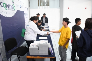 Entregan tabletas electrónicas a estudiantes jalpenses