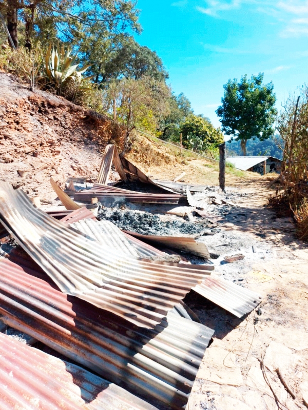 Funcionarios de Pinal de Amoles, apoyan a familia que perdió vivienda