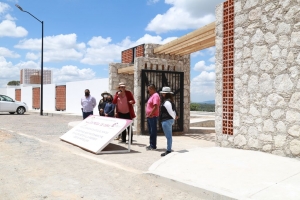 Elvia Montes hace entrega del nuevo panteón municipal en Villa Progreso.