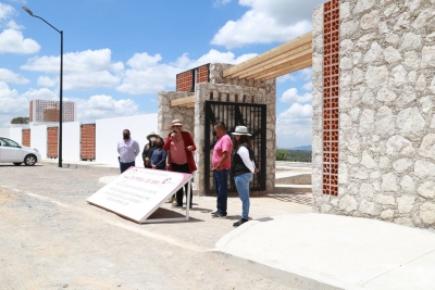 Elvia Montes hace entrega del nuevo panteón municipal en Villa Progreso.