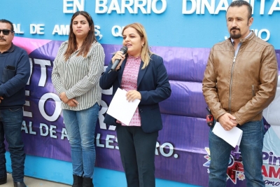 Entrega Lupita Ramírez andador peatonal en el barrio Dinamita