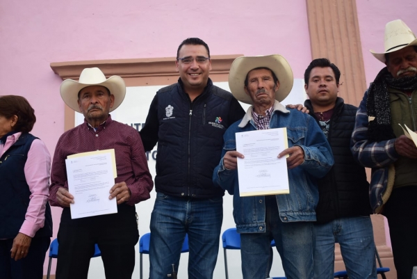 Entrega LEBM certificados de vivienda en Cadereyta