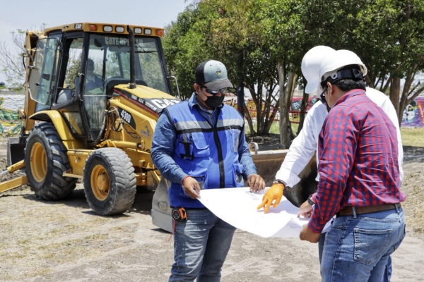 Supervisa Roberto Sosa obra de conectividad en Pirámides