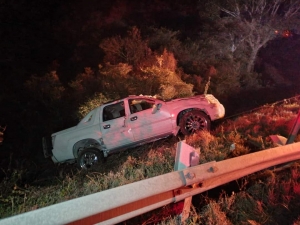 Tres lesionados deja salida de camino y volcadura