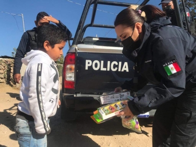 Oficiales de Pedro Escobedo apoyan a concluir entregas de los Reyes Magos