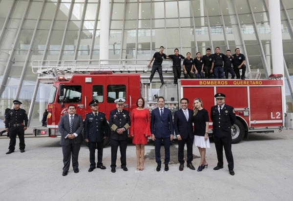 Reconocen a bomberos en su día