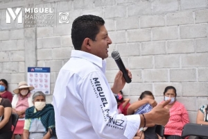 Miguel Martínez continúa recorriendo las comunidades de Cadereyta