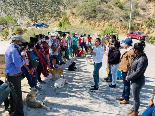 Selene Salazar, visita comunidades del municipio de Peñamiller, para festejar día de Reyes.