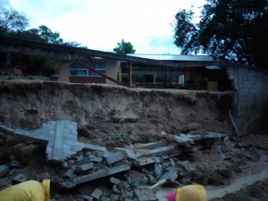 Colapsa barda de kinder del Lindero por lluvias