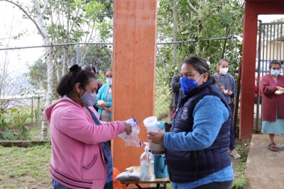 Convive Marina Ponce con vecinos de comunidades