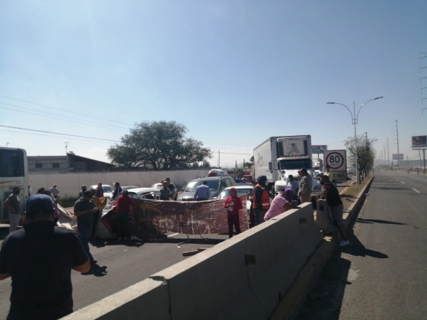 Manifestantes bloquean vialidad  de la carretera Estatal 100