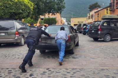Auxilia PoEs a ciudadano con vehículo averiado en Jalpan de Serra