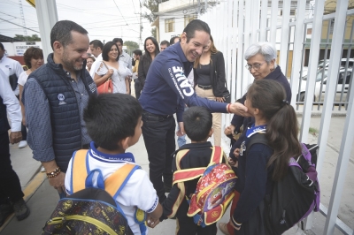 Entrega Gobernador rehabilitación en la colonia Cimatario