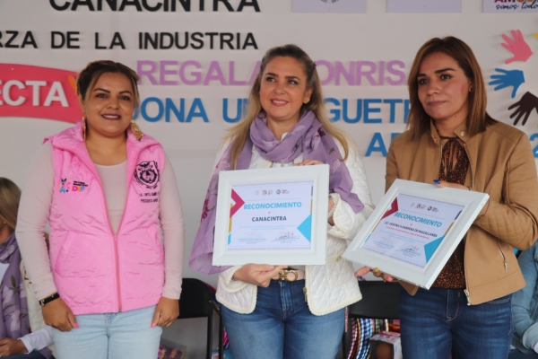 Entrega CANACINTRA donativo de juguetes a DIF Municipal.