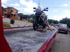 Impactó su moto contra vehículo en movimiento