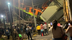 Descarrila Metro de Línea 12 y colapsa puente; reportan varios heridos