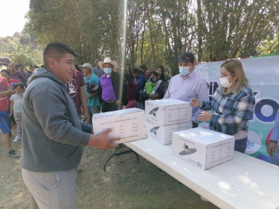 Lupita Ramírez Plaza entregó luminarias para la cancha de Loma Larga