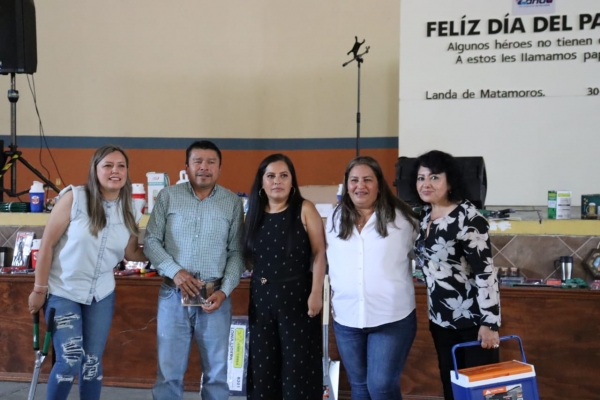 Celebra Marina Ponce el día del padre con trabajadores de municipio.