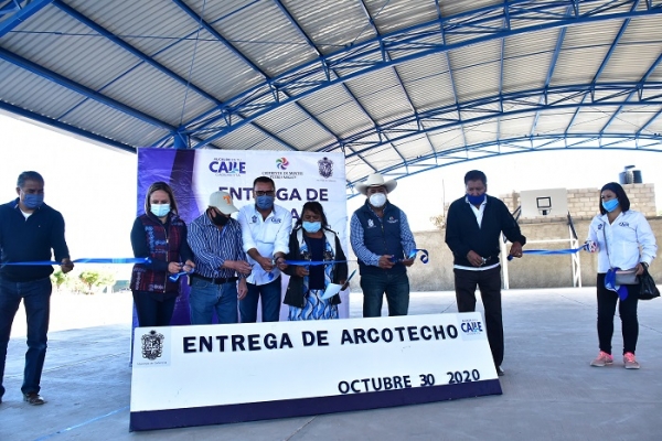 Entrega León Enrique arcotecho en El Salitre