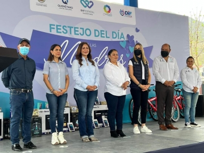 Selene Salazar acompaña a la Presidenta del DIF Estatal al Festejo del día de las madres.