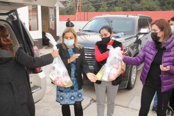 Sonia Rocha lleva apoyos alimentarios a Pinal de Amoles