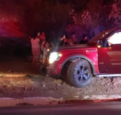 Sale de la carretera y embanca su vehículo