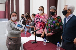 Apoya municipio de Ezequiel Montes con tabletas electrónicas a estudiantes de la UAQ.