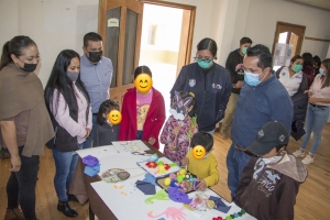 Imparten talleres de manualidades con materiales reciclados en Pinal de Amoles. 