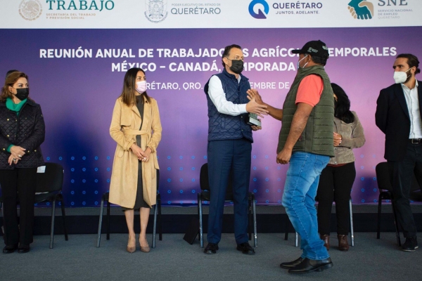 Reconoce Mauricio Kuri labor de trabajadores agrícolas queretanos en Canadá